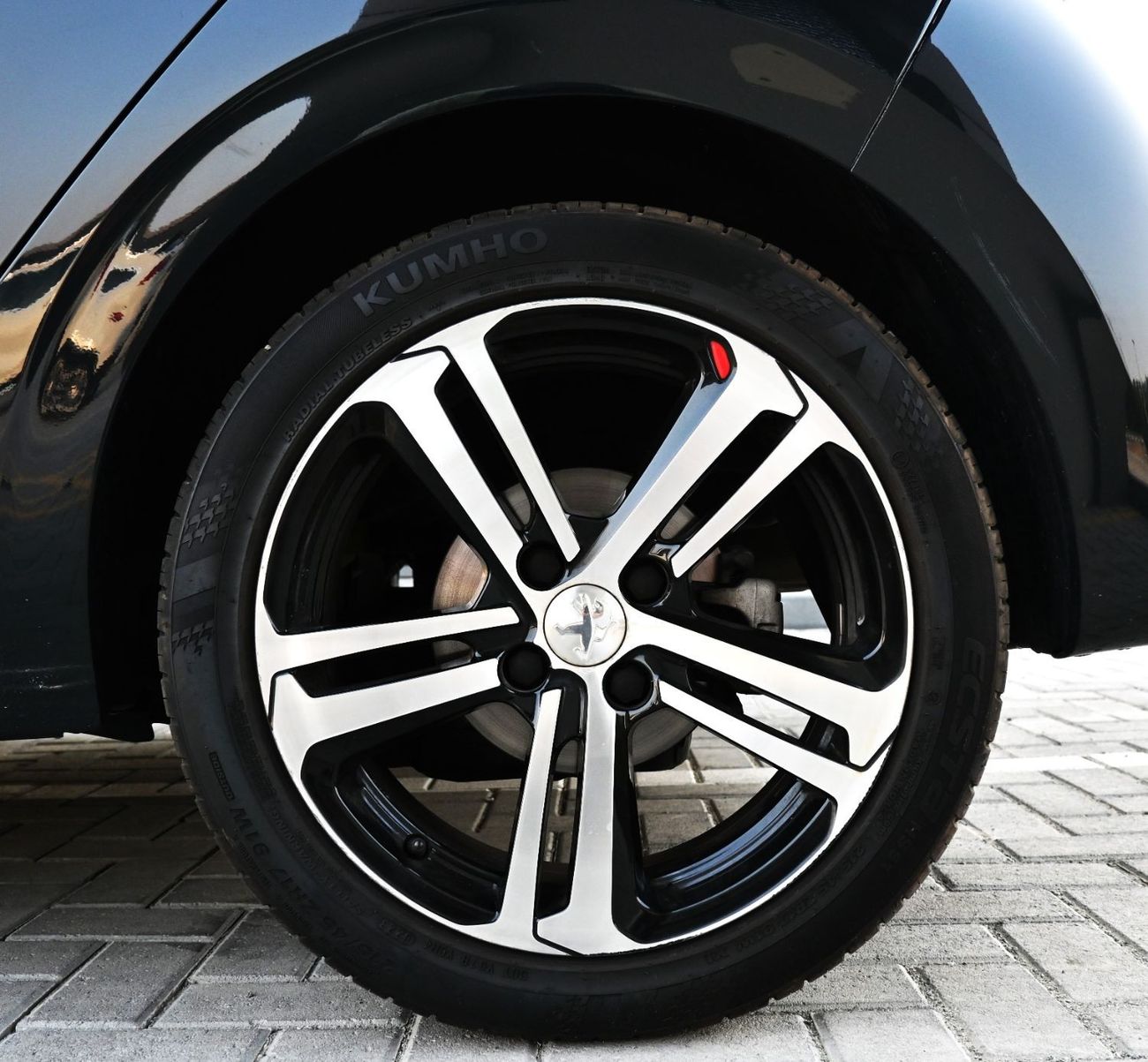 بيجو 208 GT لاين بيجو 208 GT_LINE خليجي 2018 بحالة ممتازة من الداخل والخارج