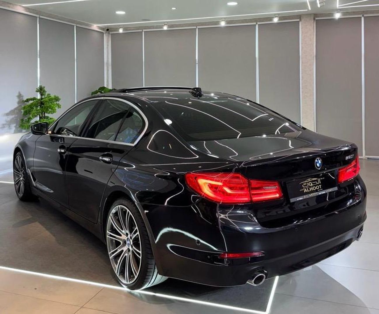 BMW 520i Middle East Edition 2.0L LUXURY ELITE BLACK BMW 520i || TOP RANGE || GCC || SCREENS || LIKE NEW || F