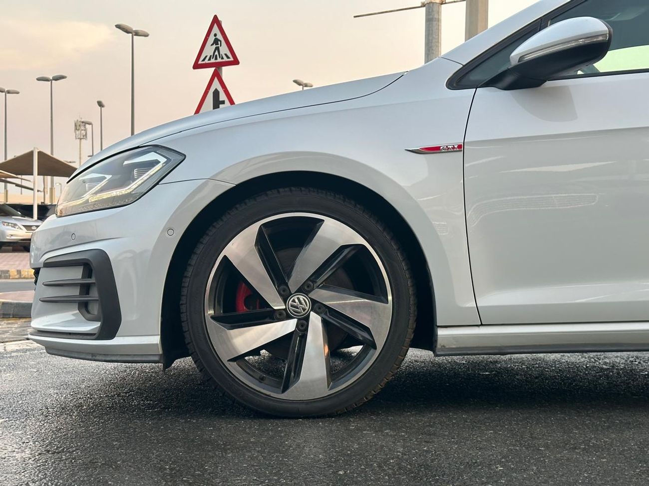 فولكس واجن جولف GTI Volkswagen Golf GTI_Gcc_2019_Excellent_Condition _Full option