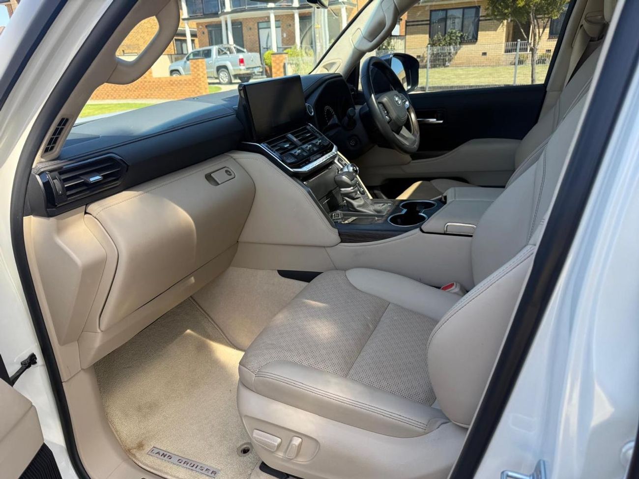 Toyota Land Cruiser DIESEL 3.3 LITER ,RIGHT HAND SAHARA ,BEIGE INTERIOR