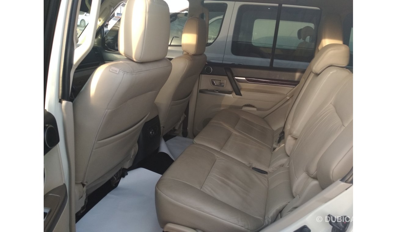 ميتسوبيشي باجيرو 2013 ابيض  3.8خليجى جلد فتحة سقف حالة وكالة بدون صبغ بدون حوادث ممتازة