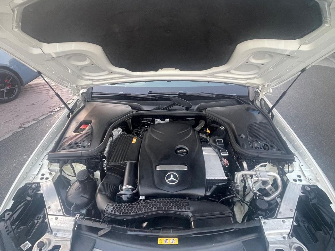 Mercedes-Benz E200 Mercedes E 200 Gulf 2017 in excellent condition, fully equipped