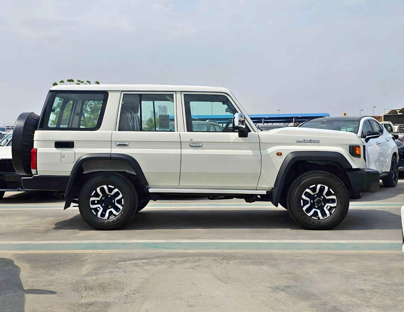 تويوتا لاند كروزر 70 LC76 LX/2.8L DIESEL V4 A/T/LETAHER SEATS/DVD,CAMERA/ (CODE#HT76ZS)