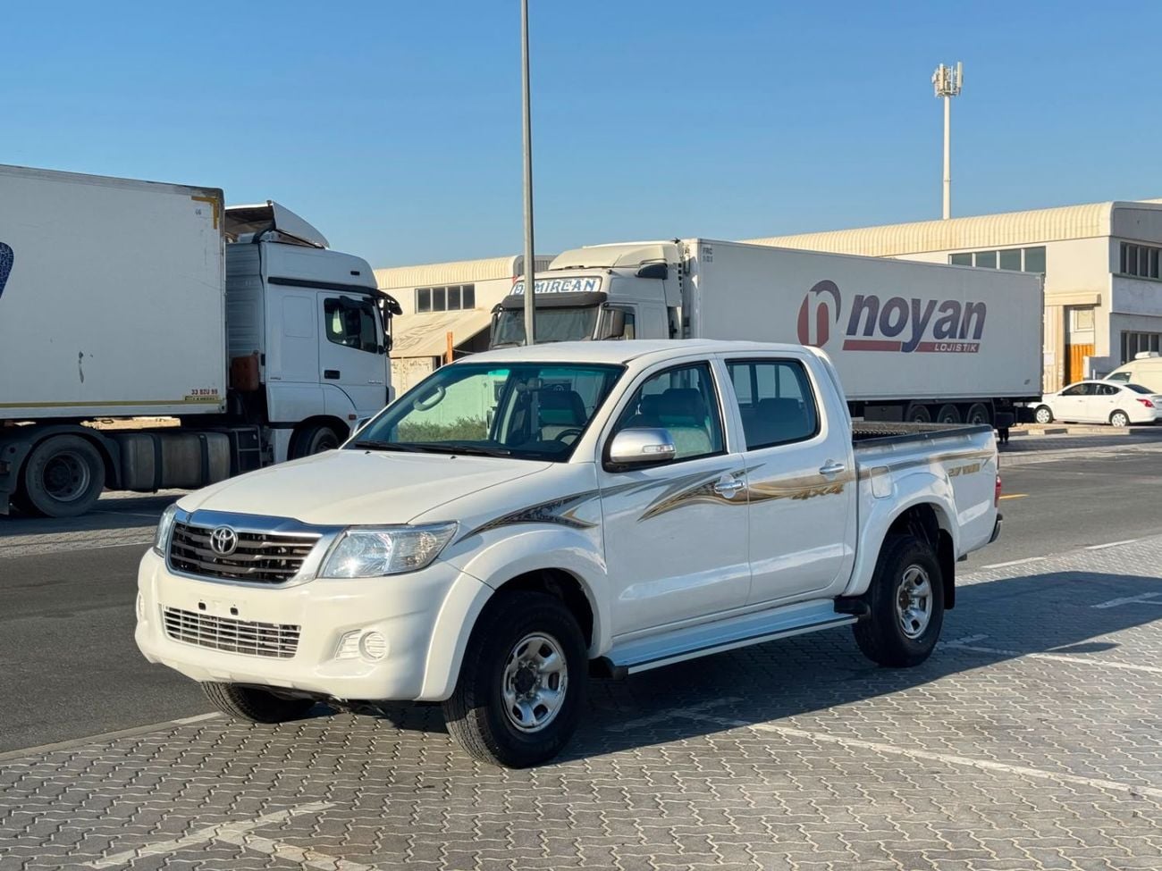 Toyota Hilux GLX Toyota Hilux 2015Model 2.7L petrol Engine v4 4x4 colour white Transmission Automatic Interior.gr