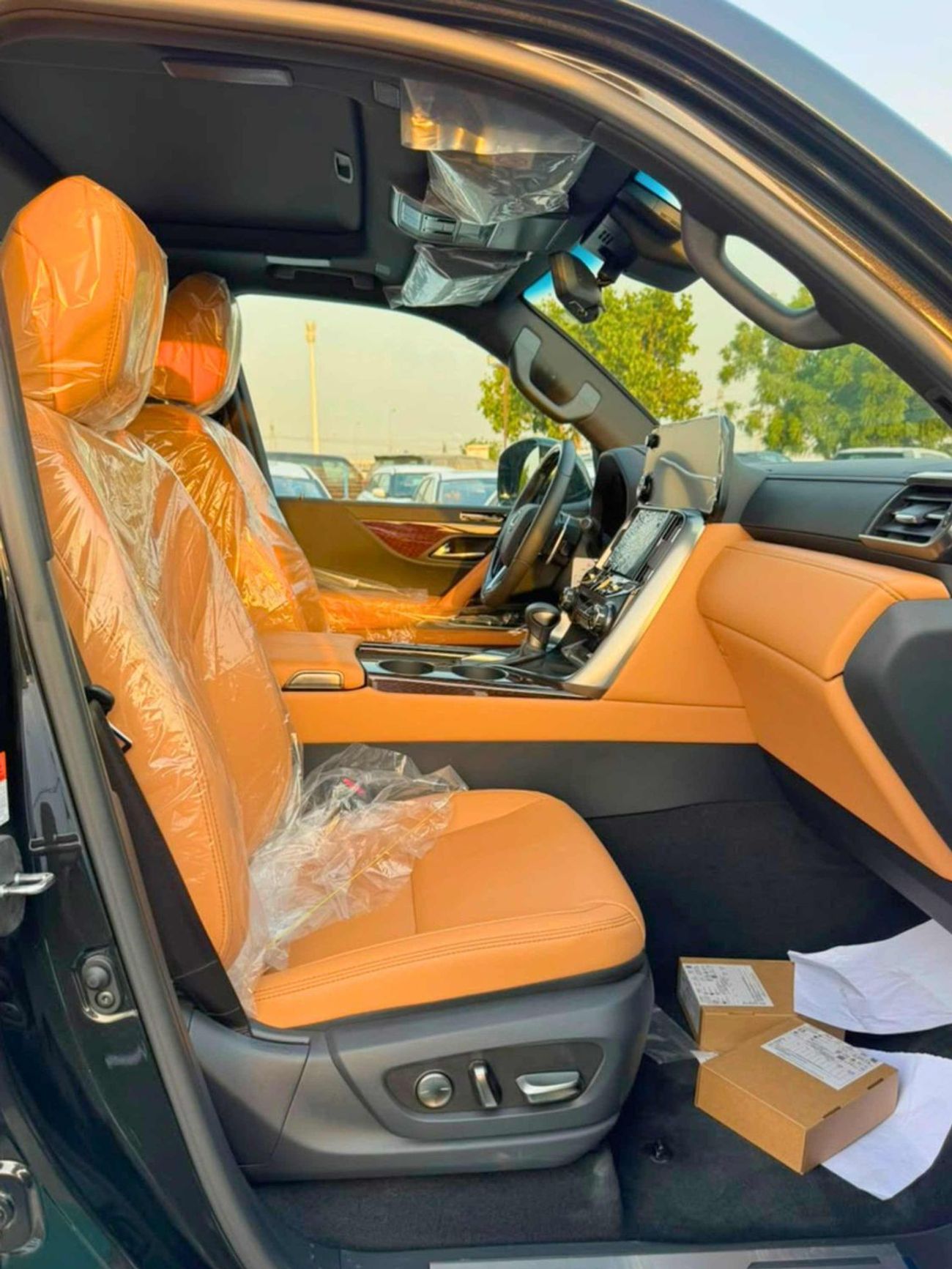 Lexus LX600 SIGNATURE || 3.5L V6 PETROL / RADAR / REAR ENTERTAINMENT SCREEN / HEADS UP DISPALY / COOL BOX (CODE