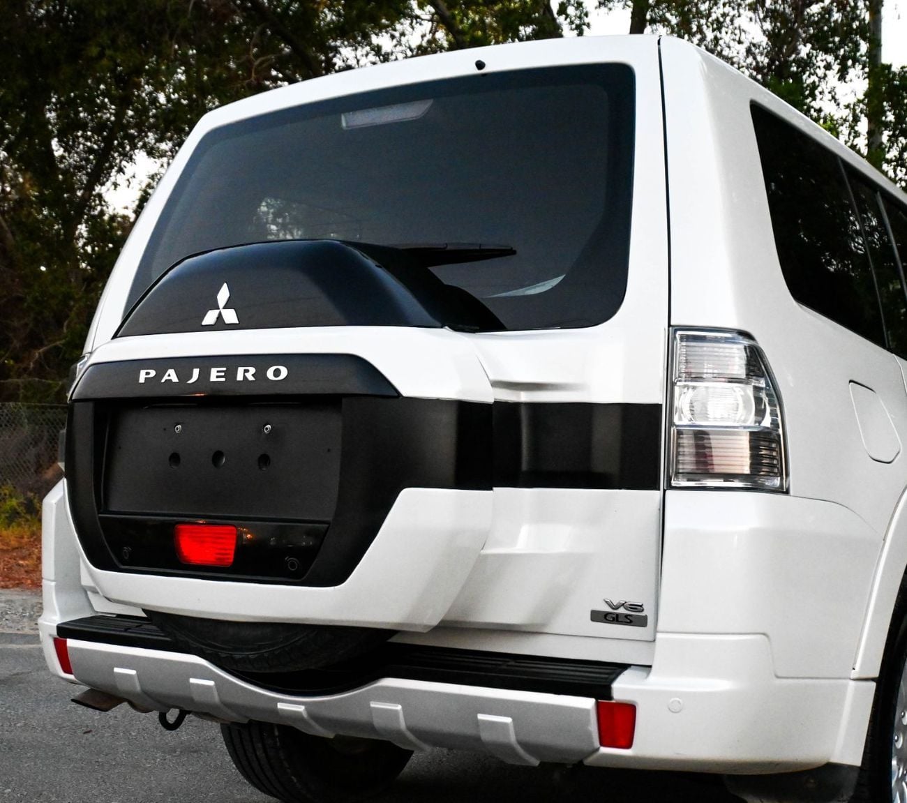 ميتسوبيشي باجيرو GLS L/L GOLD ميتسوبيشي باجيرو 2015 خليجي بحالة ممتازة Base 3.5L (7 Seater)