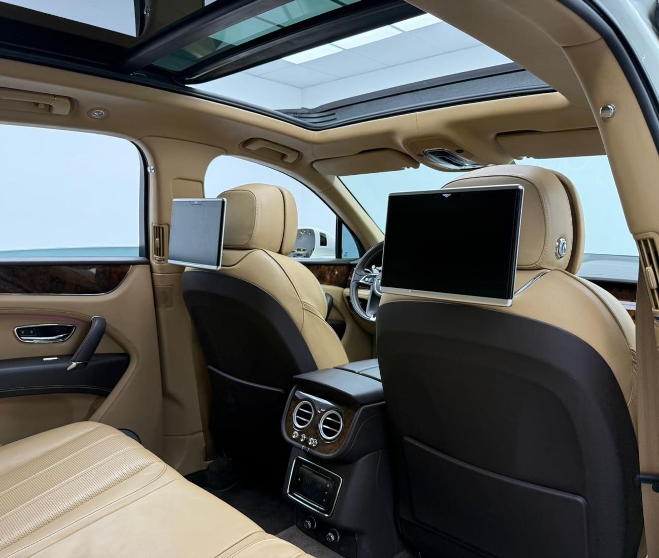 Bentley Bentayga 2018 Bentley Bentayga W12, Full Bentley Service History, Fully Loaded, Excellent Condition, GCC