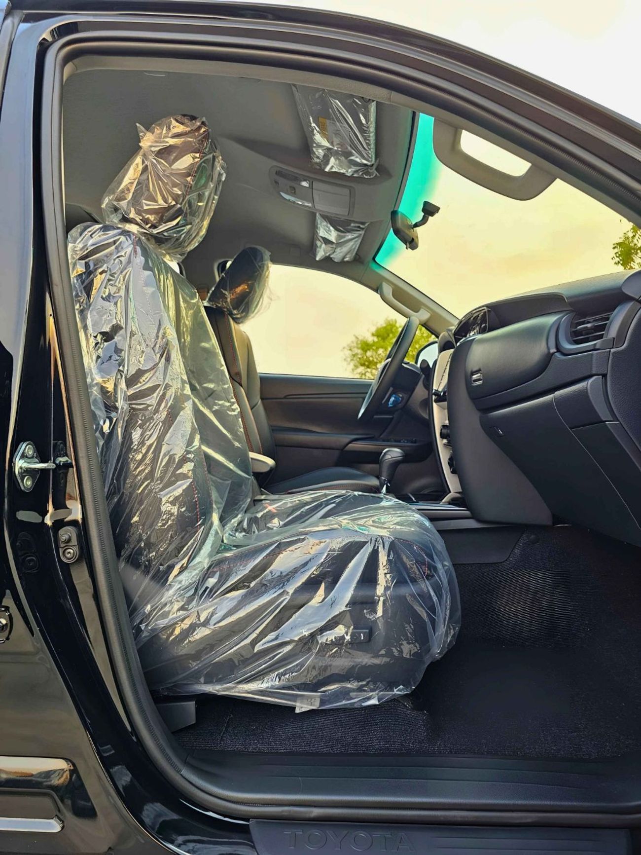 تويوتا فورتونر SR5/AUTO AC, LEATHER, POWER SEATS / 2.7L PETROL V4 4WD/CODE#FPGO