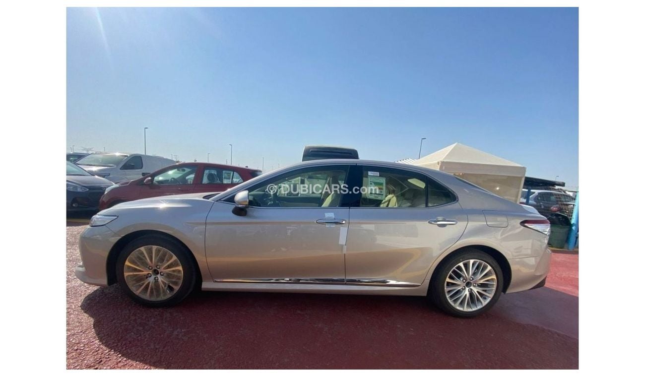 تويوتا كامري ويوتا كامري 3.5 لتر سيدان دفع امامي موديل 2022 لون ذهبي