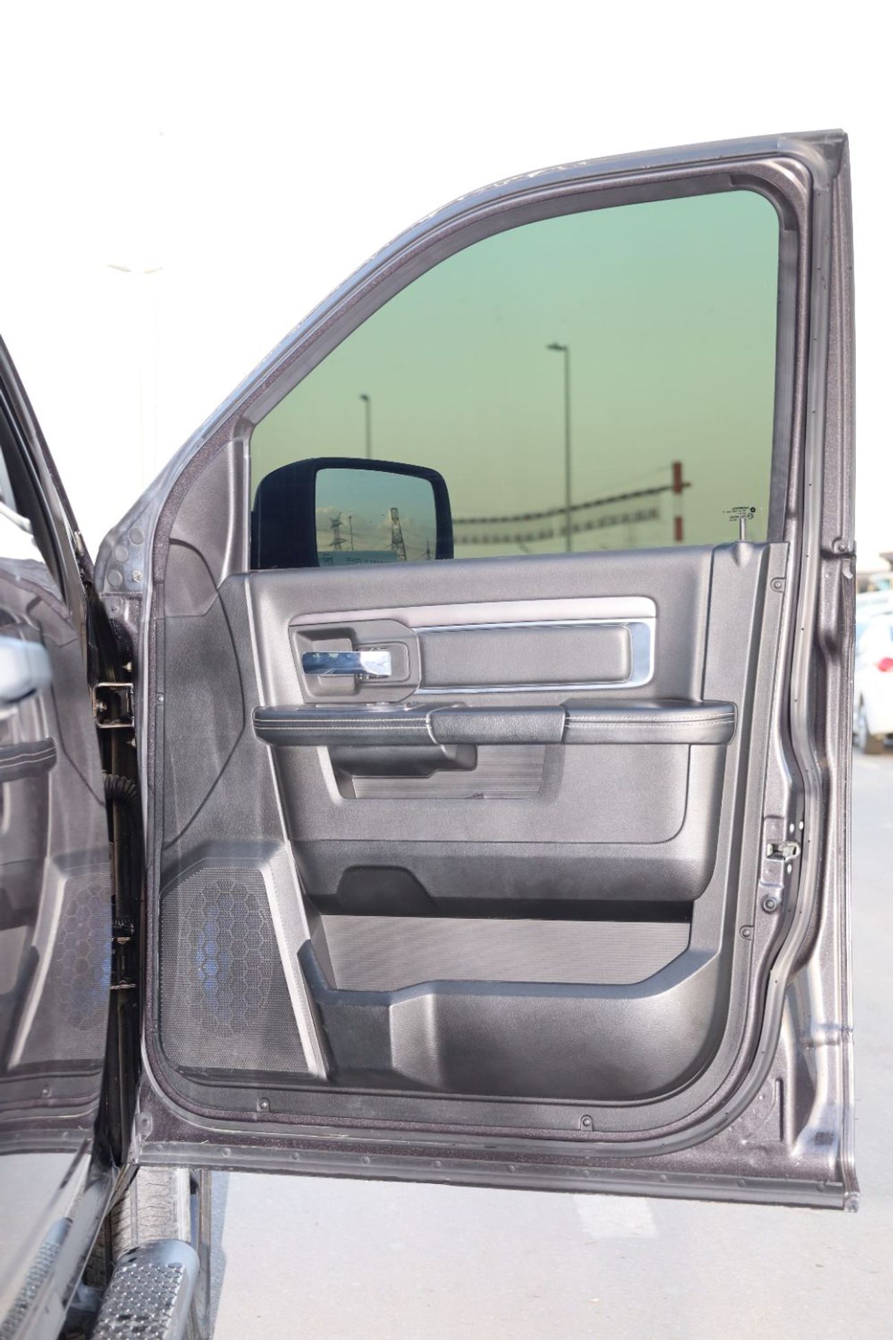 RAM 1500 Classic 5.7L Crew Cab Utility (5 Seater)