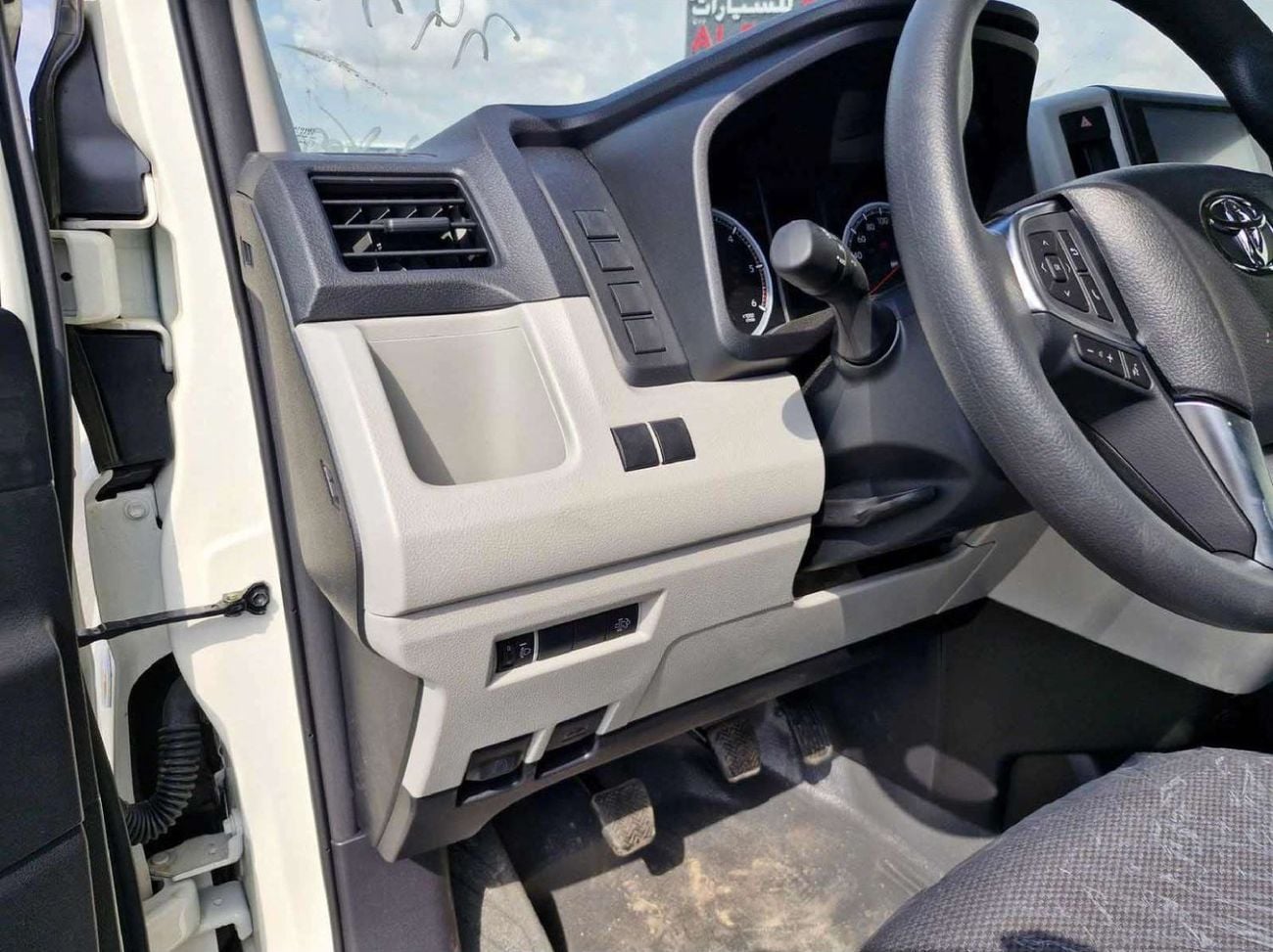 Toyota Hiace GL 2.8L DSL 13 SEATS HIGHROOF WITH SUNROOF AND DOOR HANDLE SAUDI SPECS