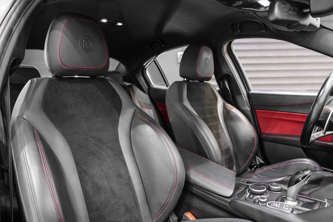 ألفا روميو جوليا Quadrifoglio, Carbon Trim, Harman/Kardon Audio, Sport Package, GCC Specs!!