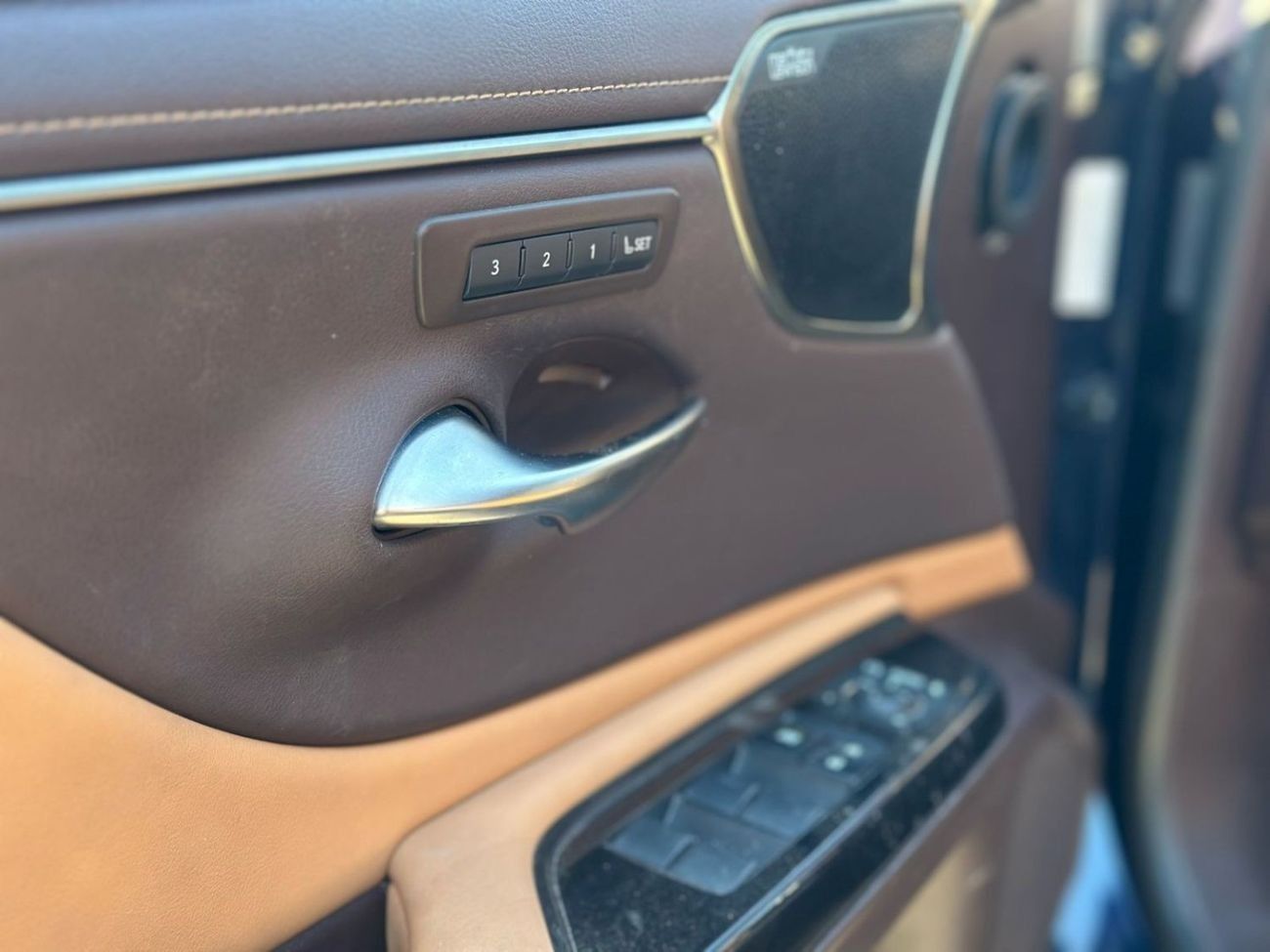 Lexus ES300h Hybrid 2.5L (214 HP)