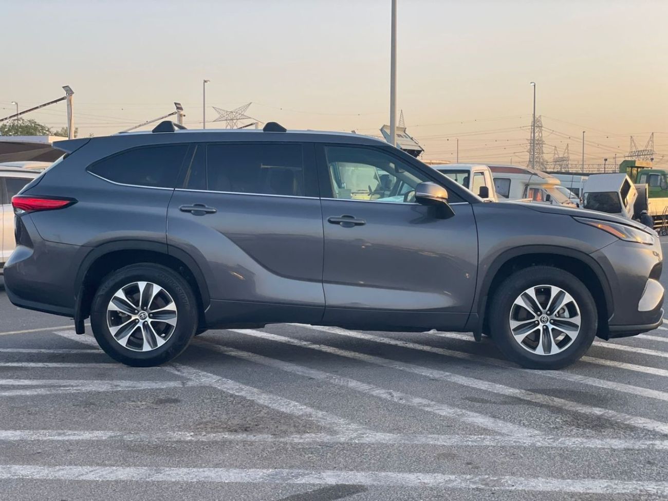 تويوتا هايلاندر 2023 Toyota Highlander XLE 2.4L V4 Turbo Full Option - Full 7 Seater Trunk Auto - Wireless Charge -