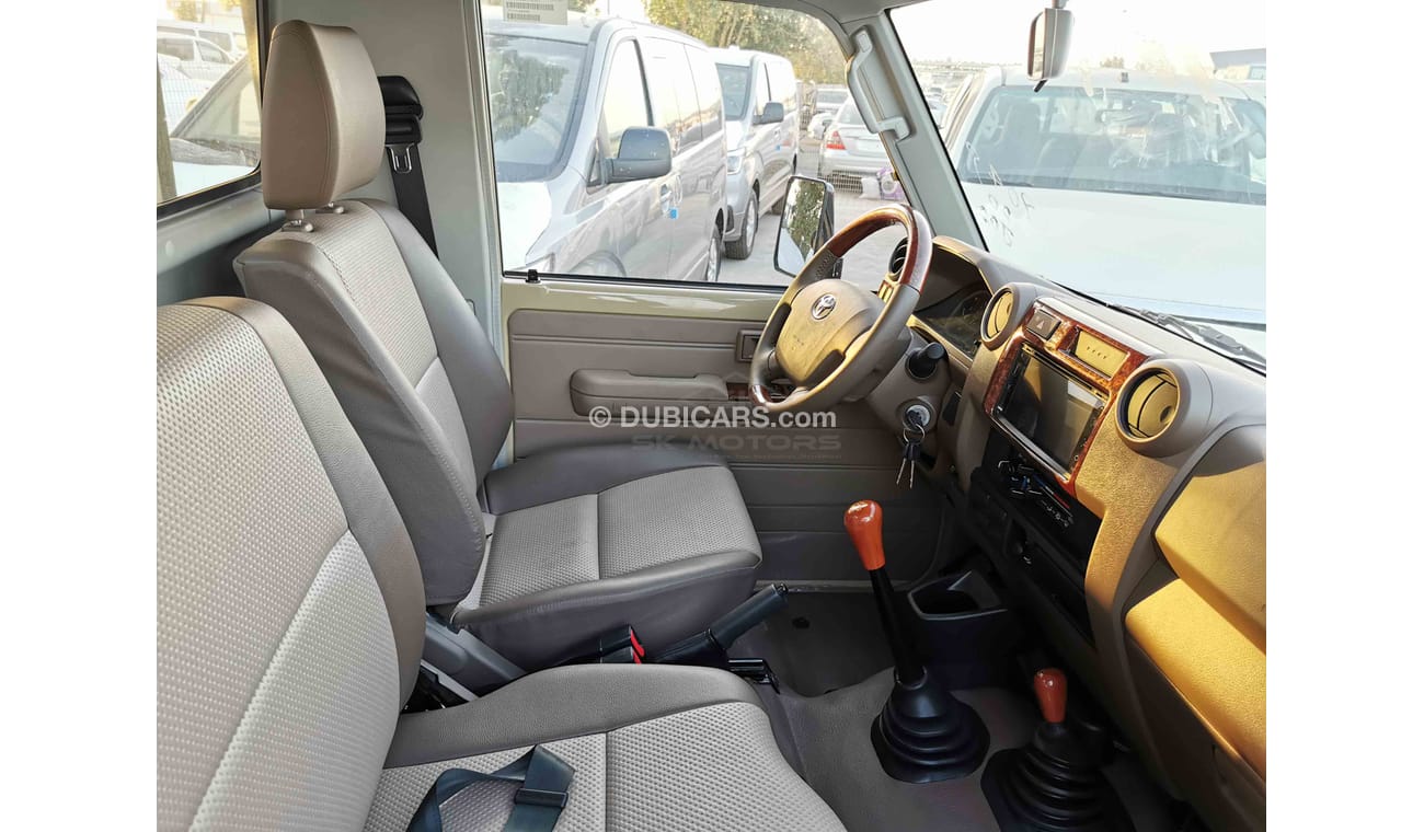 Toyota Land Cruiser Pick Up 4.2L DIESEL, 16" RIMS, MANUAL FRONT A/C, 4WD, SD CARD SLOT (CODE # LCSC04)