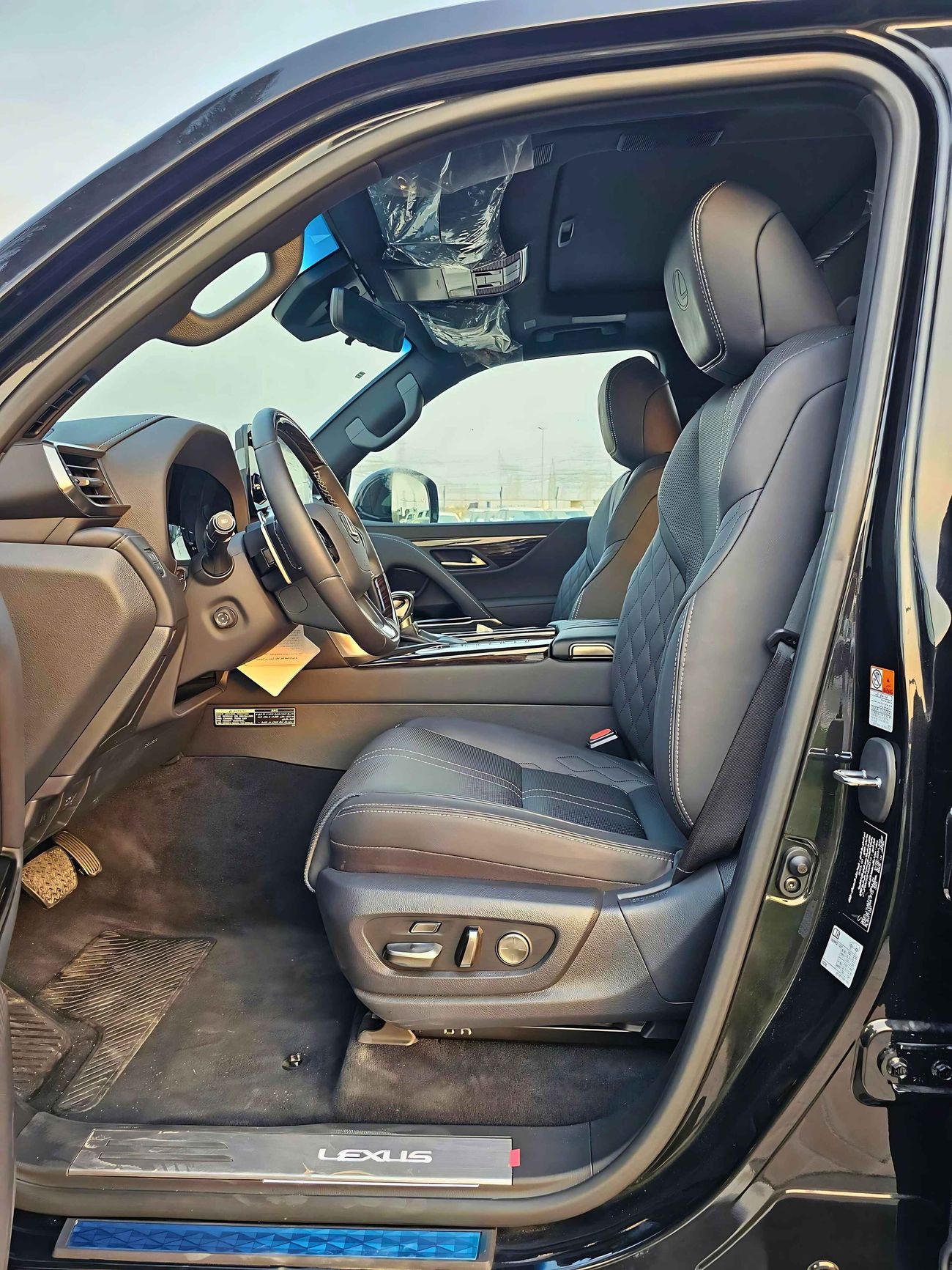 Lexus LX 600 FULL OPTION VIP / AT / 3.5L V6 / POWER SEATS & SUNROOF / HEAD-UP DISPLAY (CODE # 68003)