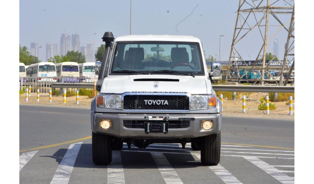 Toyota Land Cruiser Pick Up 79 DOUBLE CABIN PICKUP DLX V8 4.5L DIESEL MT