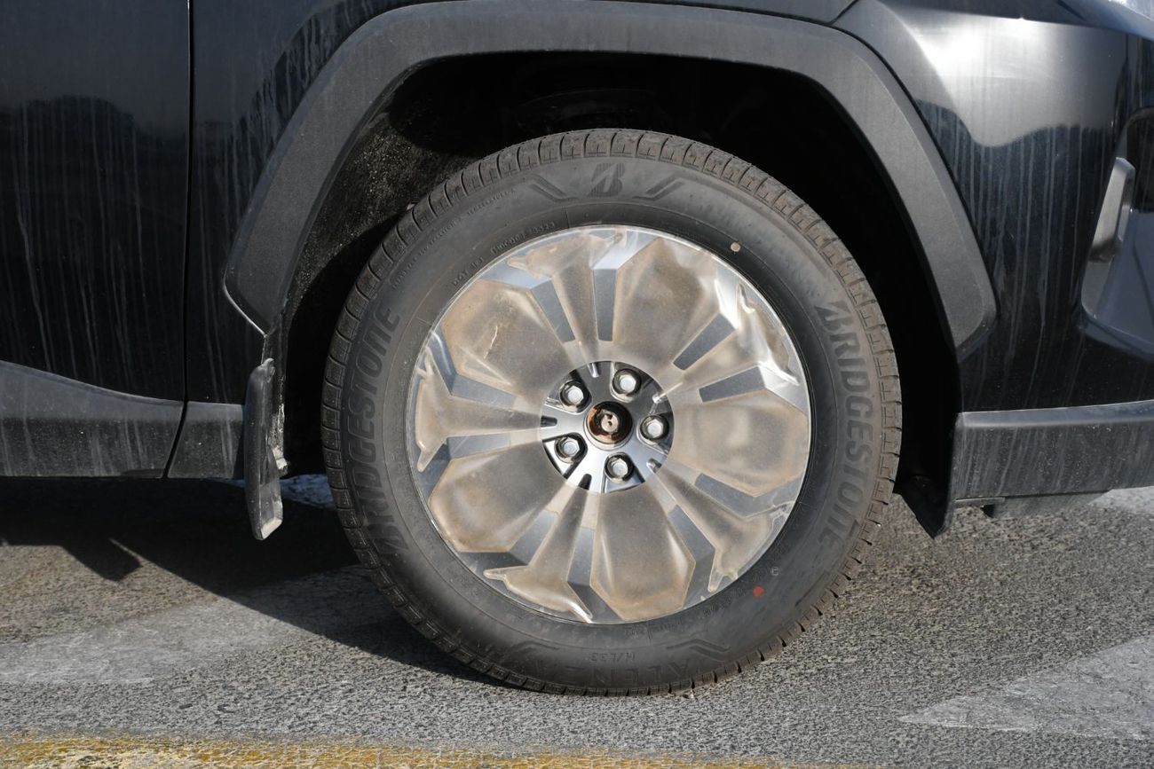 Toyota RAV4 2.5L XLE PETROL WITH SUNROOF  (FOR LOCAL10 %)