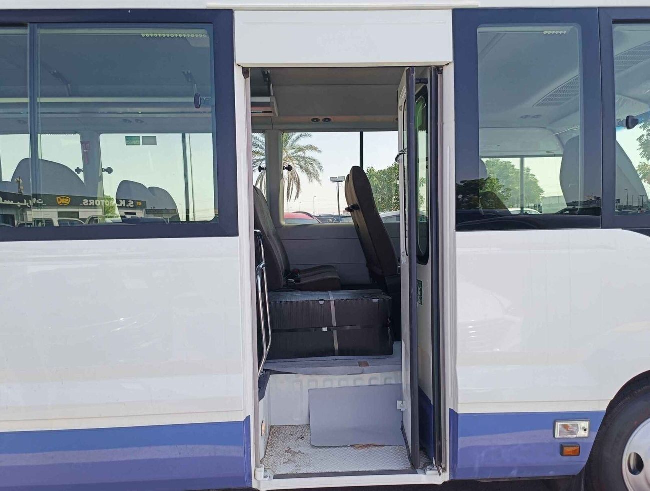 Toyota Coaster 4.2L V6 DIESEL / 23 STR M/T / AUTO DOOR /  LUGGAGE RACKS (CODE # CD42B)