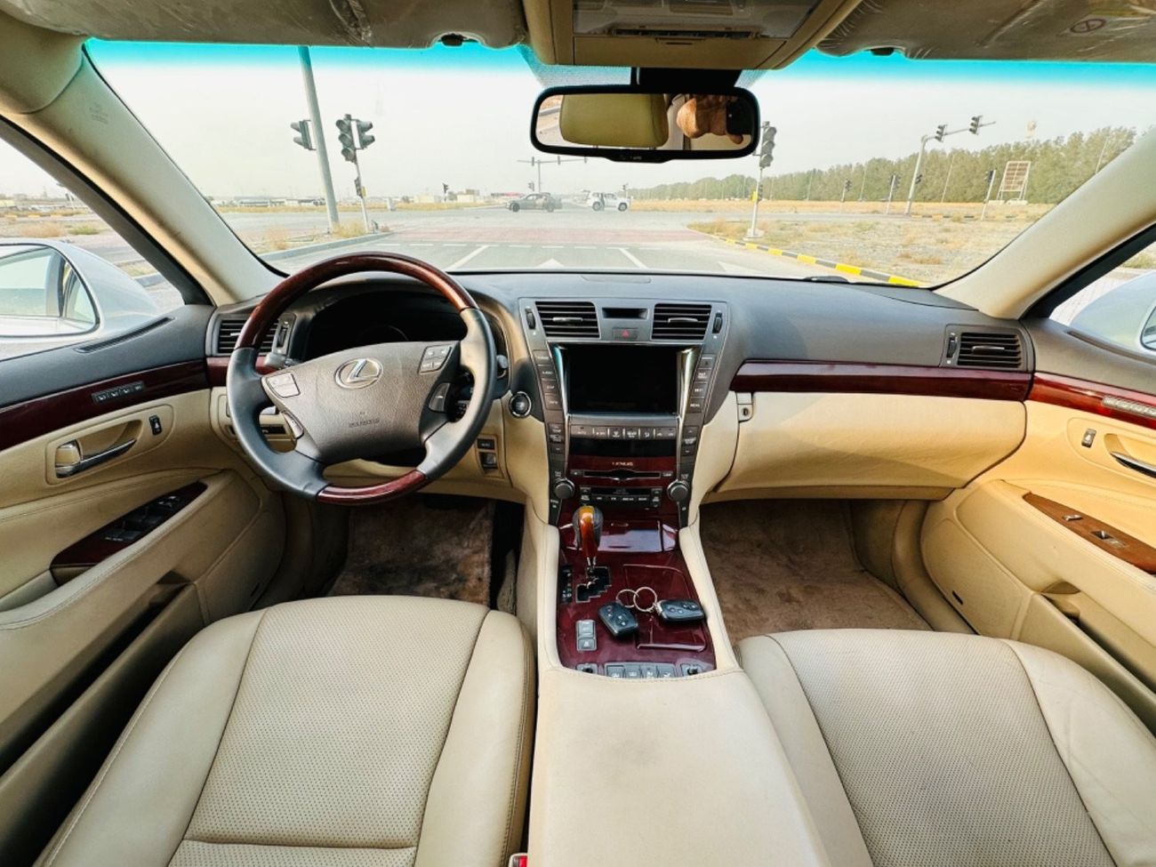 لكزس LS 460 موديل 2009 خليجي فل مواصفات كراسي جلد وفتحه وتحكم كهربي كامل ونظام صوت ممتاز وكاميرا خلفيه