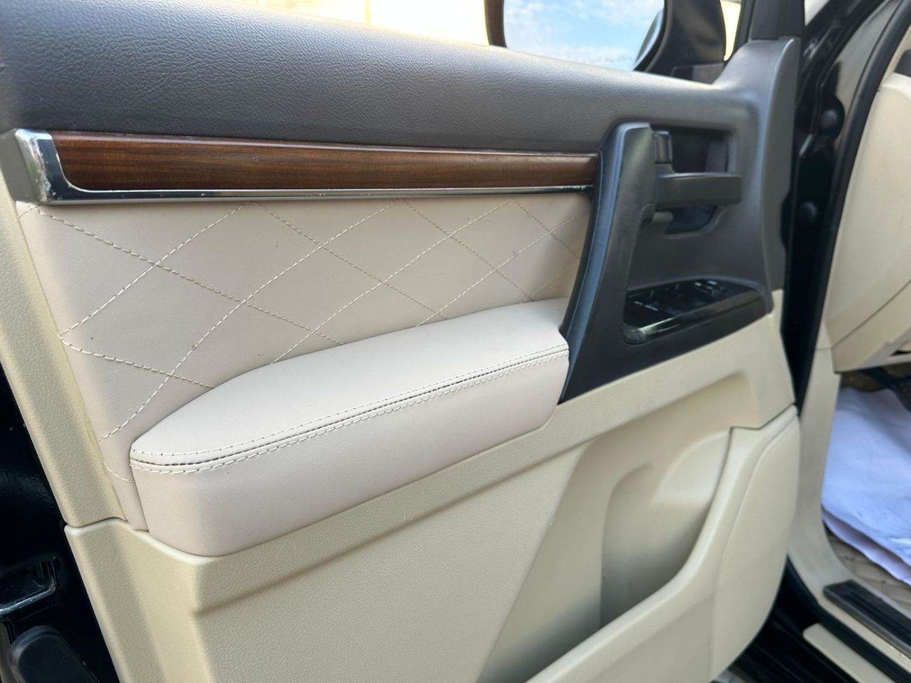 تويوتا لاند كروزر Toyota landcruise 2017Model Engine petrol 4.0 GXR colour black Transmission Automatic Interior.Begie