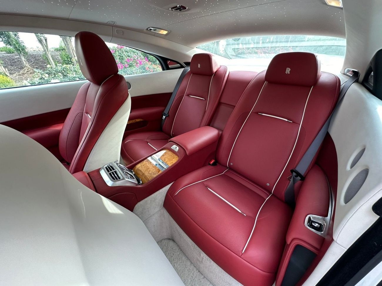 رولز رويس واريث 2015 Rolls Royce Wraith | GCC Specs | 6.6L V12 | 624 HP | 66k KM | WHITE/RED | Starlight Headliner |
