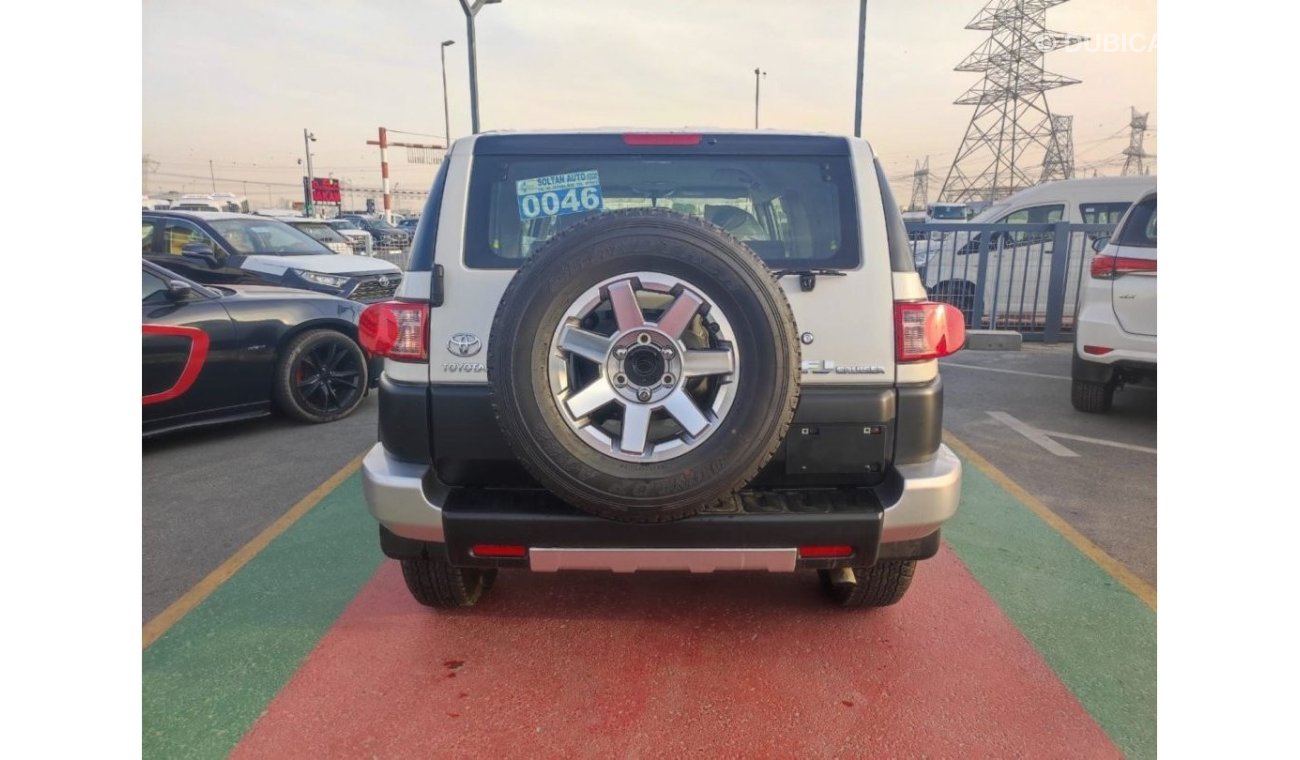 تويوتا إف جي كروزر Toyota FJ Cruiser 2023 White color 4WD 4.0L petrol