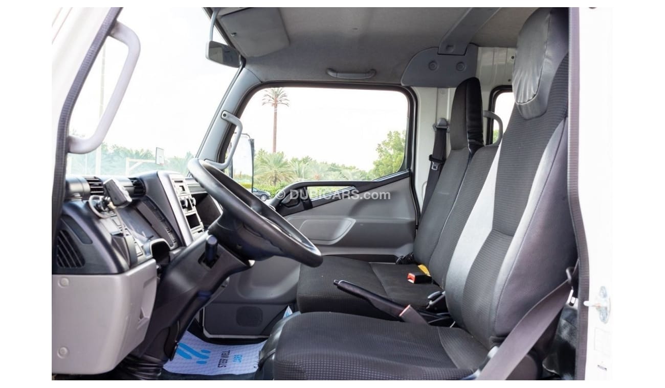 ميتسوبيشي فوسو كانتير 2017 Dual Cabin with Carrier Chiller - Tail lift DSL M/T - Low Mileage - GCC Specs