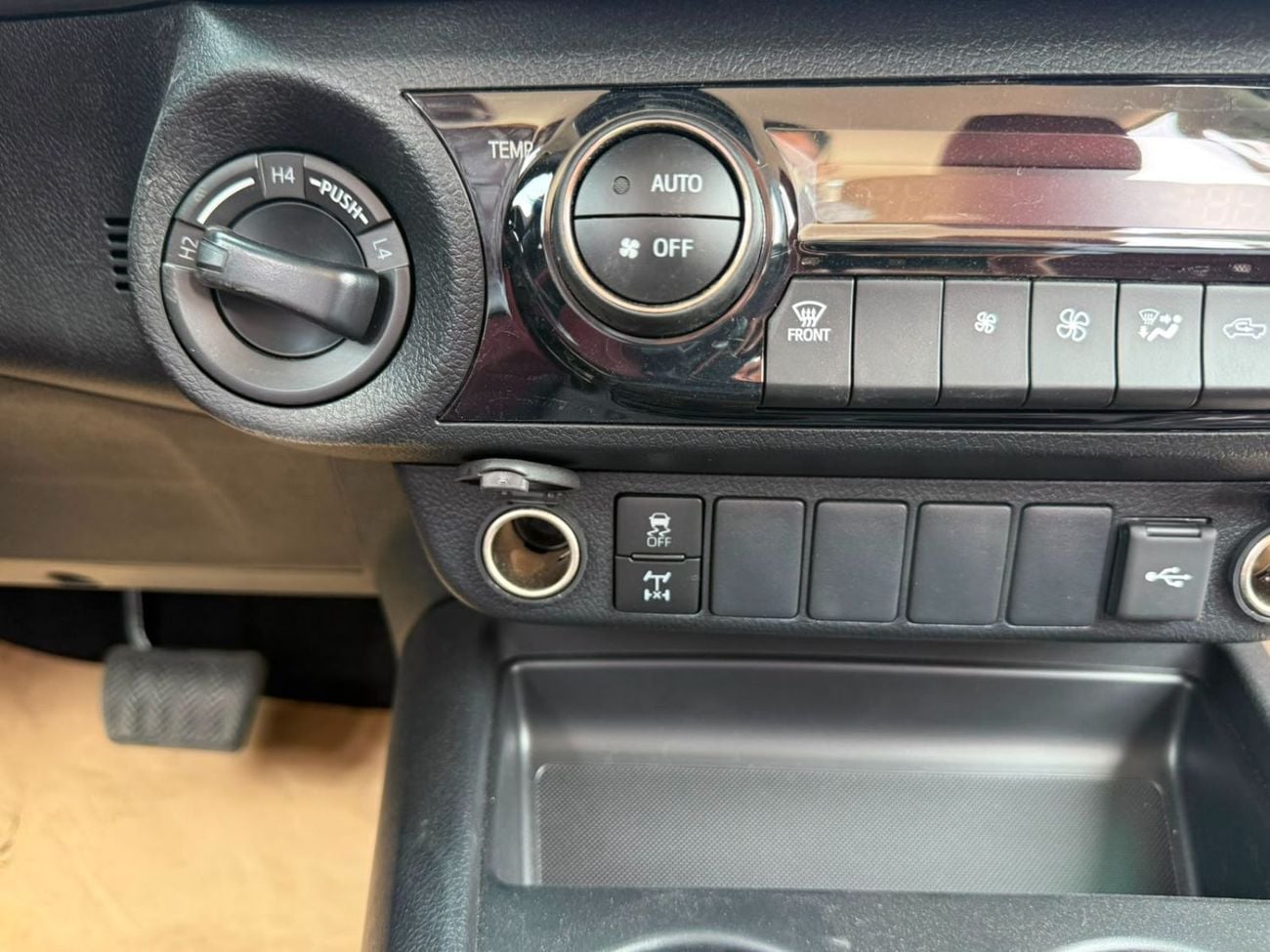 Toyota Hilux SR5 (NON GCC) HILUX 4.0L V6 , SR5 Full Option 4X4 D/C 2026 Model