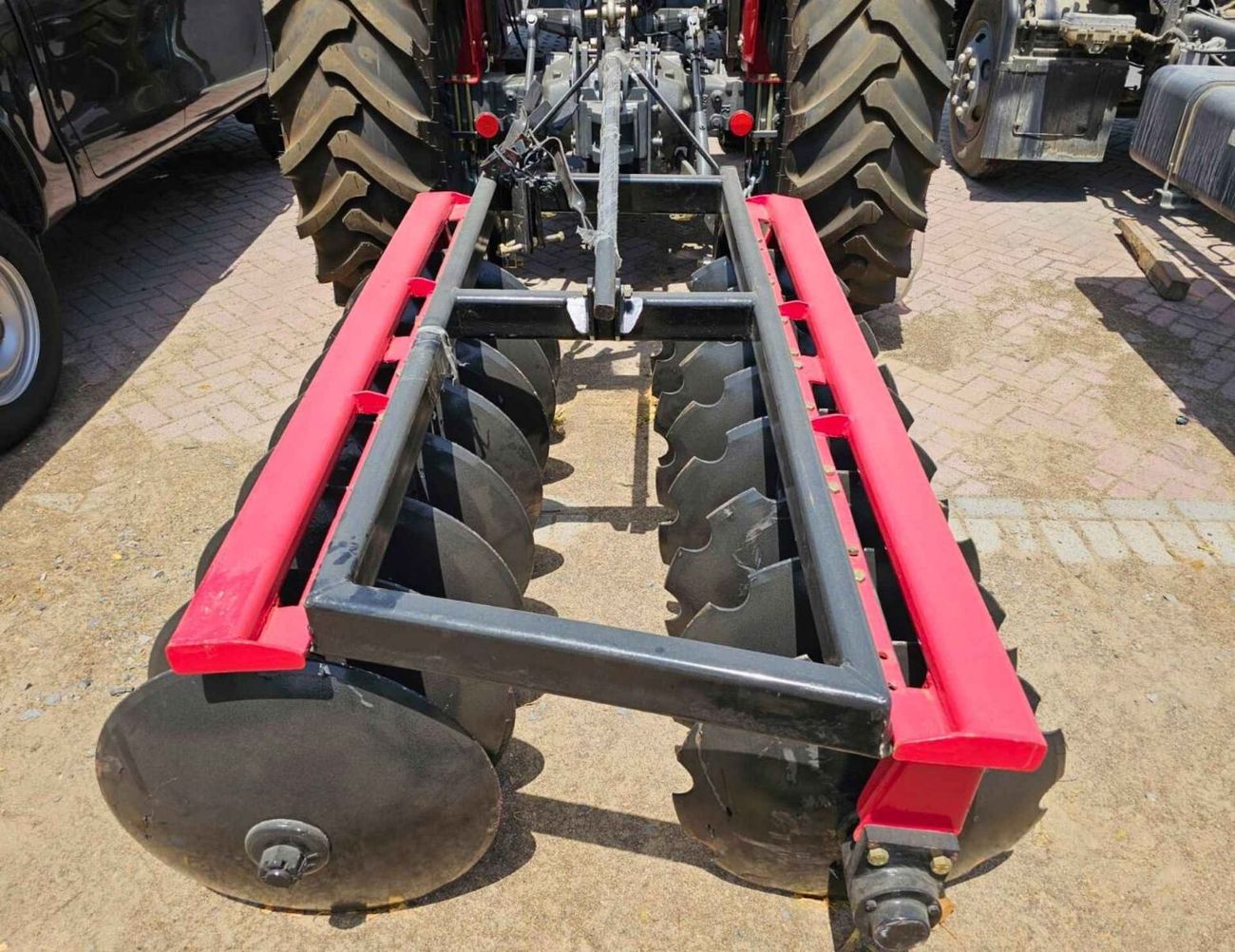 ماسي فيرجوسون 385 TRACTOR / DIESEL / M/T / 4WD / DISC PLOUGH & WITH HARROW (CODE # 69072)