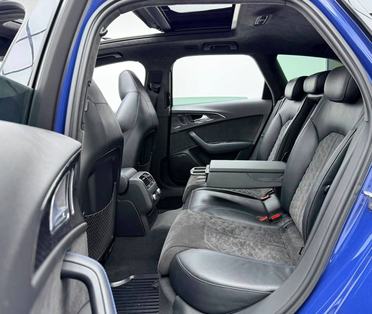 أودي RS6 2018 Audi RS6 Quattro, Service History, Carbon Fiber Package, Fully Loaded, Excellent Condition