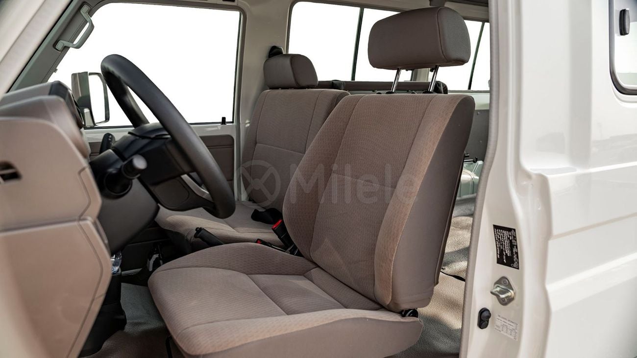 Toyota Land Cruiser 70 LC 78 HARDTOP 4.0L MT