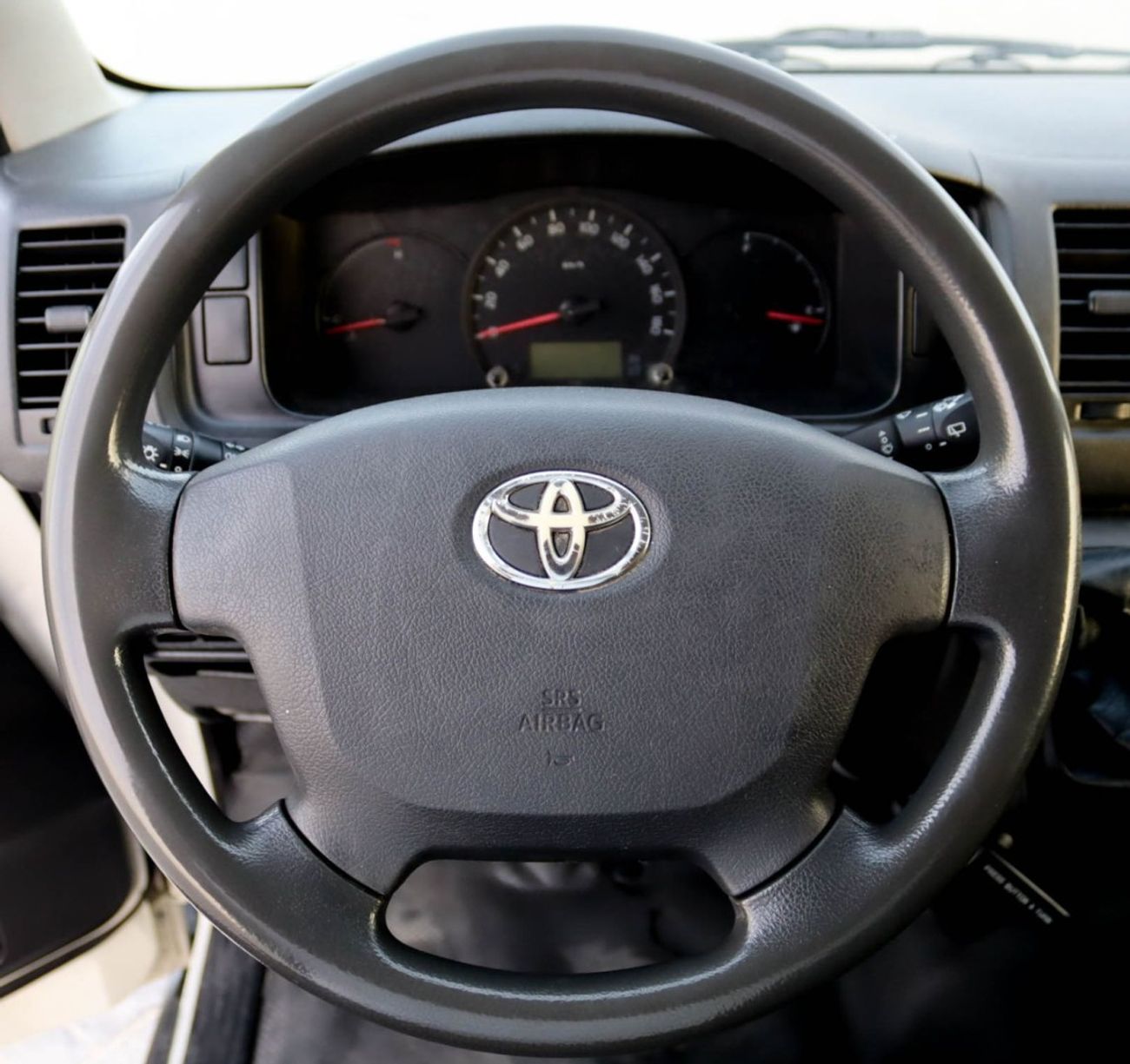 Toyota Hiace GL - Standard Roof 2.7L Toyota Hiace Van 2017 GCC , without accidents, in excellent condition