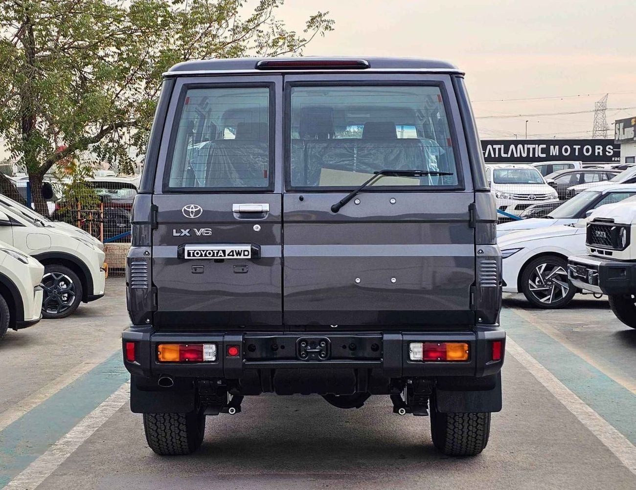 Toyota Land Cruiser 70 LX LC76 / 4.0L PETROL A/T / DIFFLOCK / WINCH, SNORKEL / REFRIGERATOR / OVER FENDER (CODE # 76PAF)