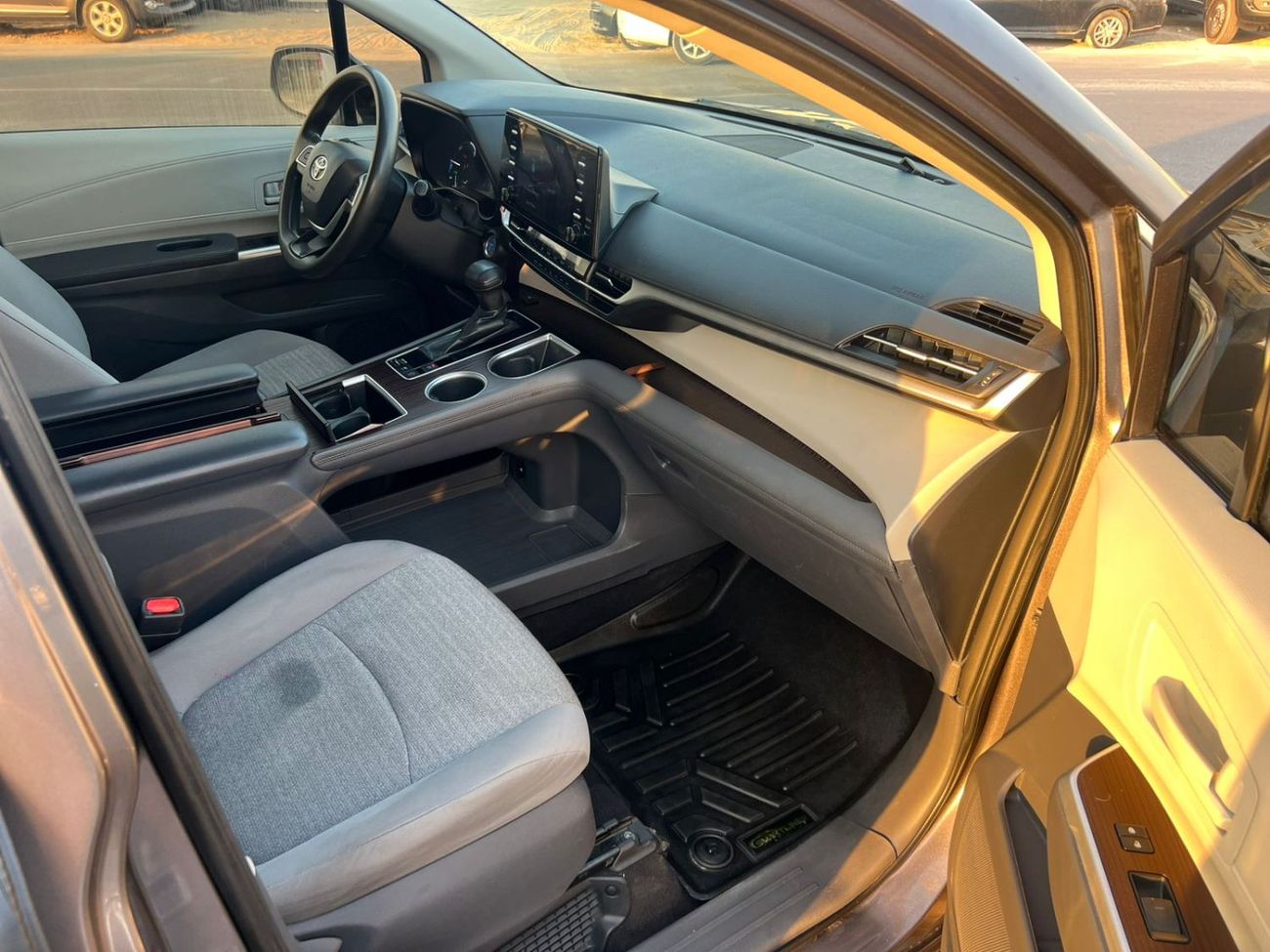 Toyota Sienna 2021 Toyota Sienna LE Hybrid 2.5L V4 - 7 Seater Doors Full Auto With Radar -