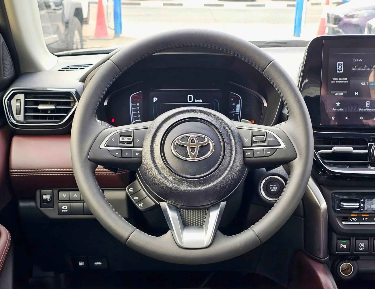 تويوتا أوربان كروزر GLX NEODRIVE DUAL TONE / 1.5L PETROL V4 / PANORAMIC ROOF / HEADS UP DISPALY / 360*CAMERA (CODE # UB1