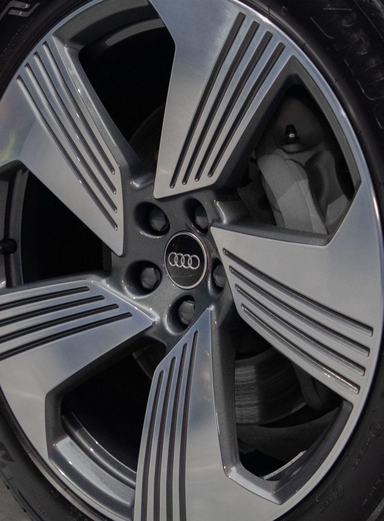 أودي إي ترون سبورتباك 50 Quattro S-Line