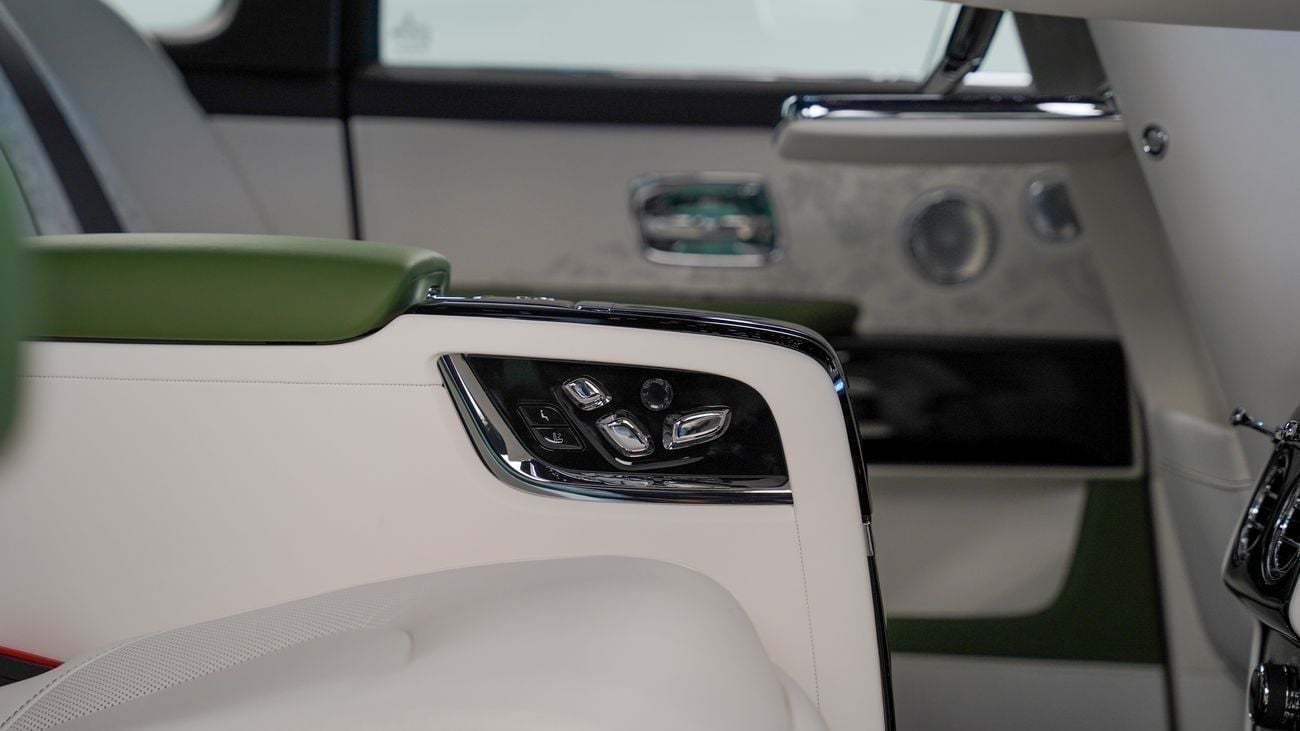 Rolls Royce Cullinan STD Rolls Royce Cullinan - Silver Badge - 2026