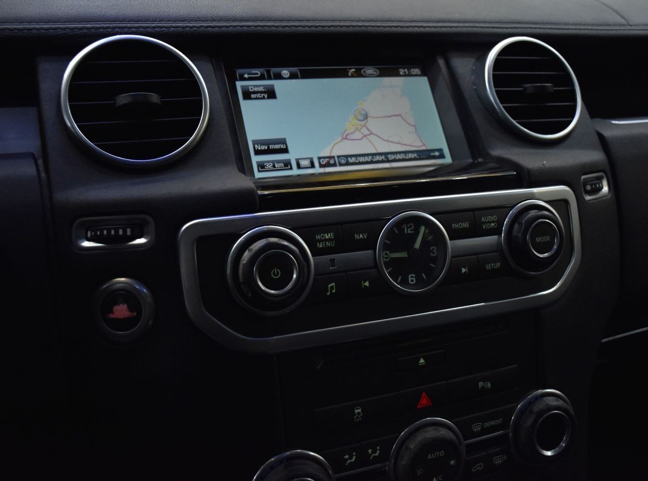 Land Rover Discovery EXCELLENT DEAL for our Land Rover LR4 HSE V8 ( 2013 Model ) in Grey Color GCC Specs