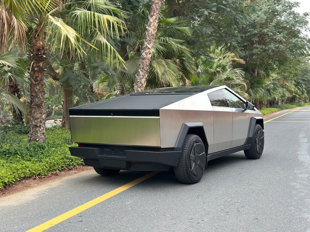 Tesla Cybertruck FOUNDATION SERIES AWD 2025 | 845 HP | Triple Motor AWD | Limited Editio