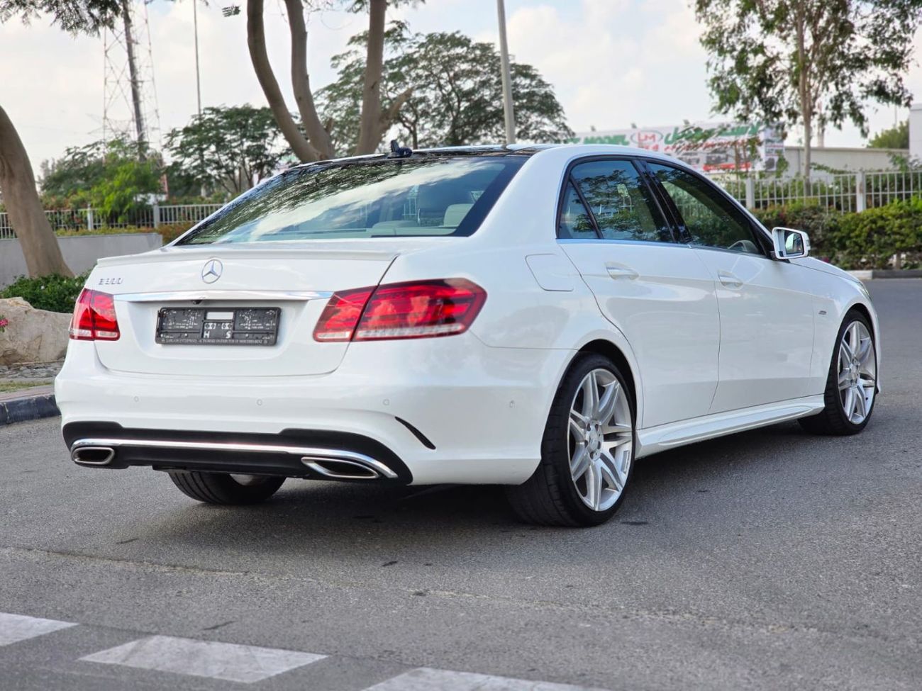 Mercedes-Benz E300 Premium + 2.0L 2016 GCC GARGASH LOW MILEAGE SINGLE OWNER WITH FULL AGENCY SERVICE HISTORY IN MINT CO