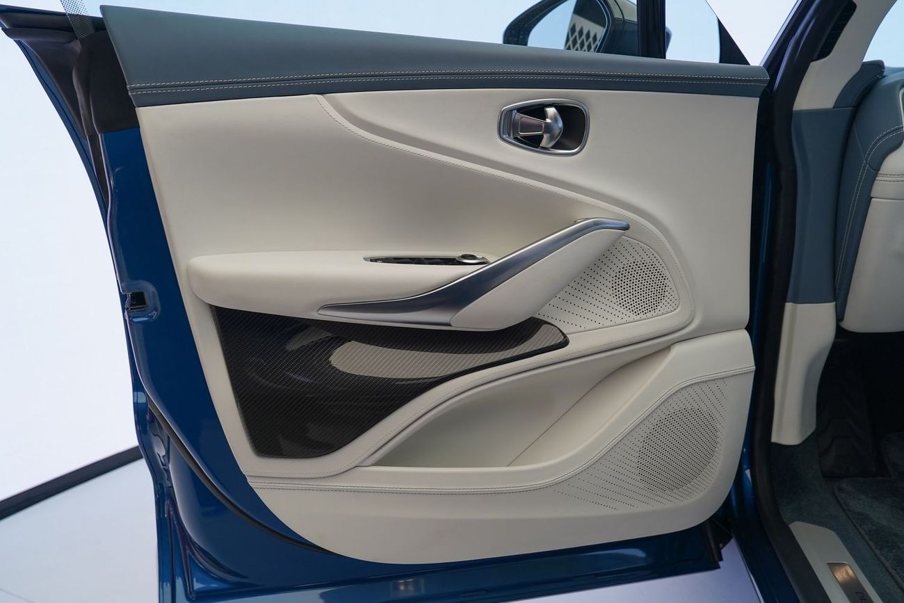 أستون مارتن DBX 707