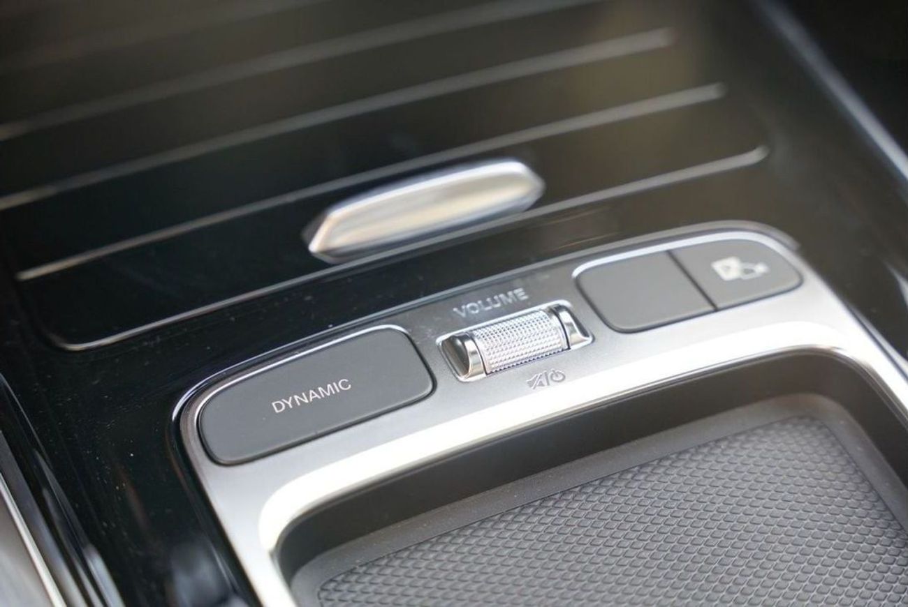 مرسيدس بنز GLA 200 2025 Mercedes-Benz Gla200 1.3 L with 360 Camera and ambient lighting