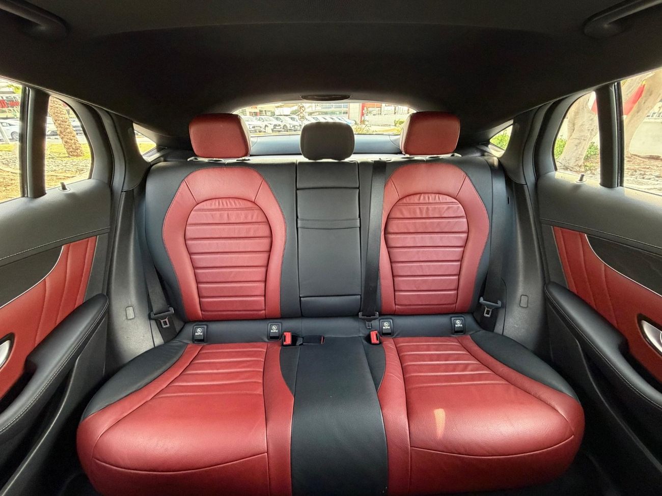 مرسيدس بنز GLC 250 4MATIC 2.0L