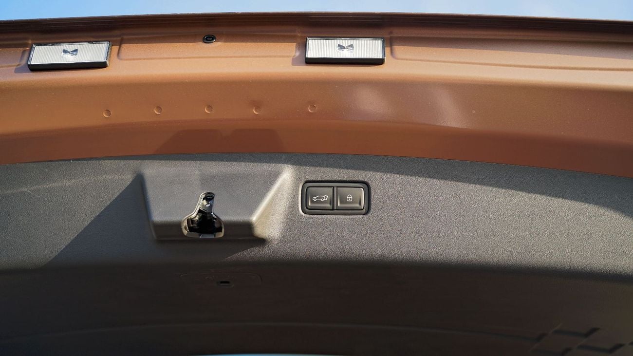 هيونداي سانتا في 2.0T - 5 Seater SUV - 2 Sunroof - Power Seats - 12.3" Screen - 20'' Alloy Wheels