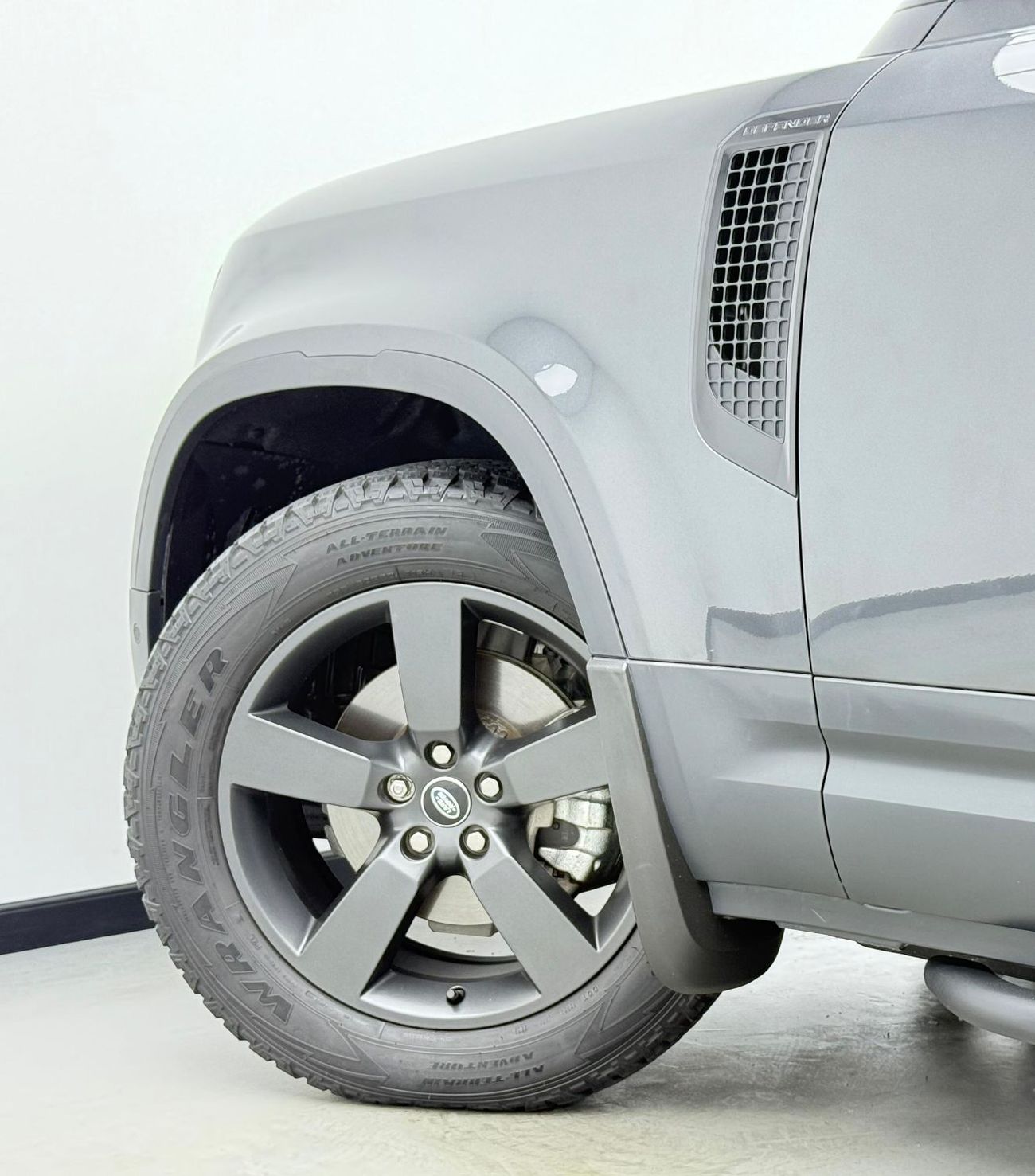 Land Rover Defender P300 110 2.0L (5 Seater) 2024 Land Rover Defender 110 SE P300, 2026 LR Warranty, 2029 LR Service Pac