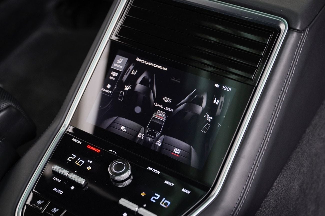 Porsche Panamera Turbo 4.0L AWD