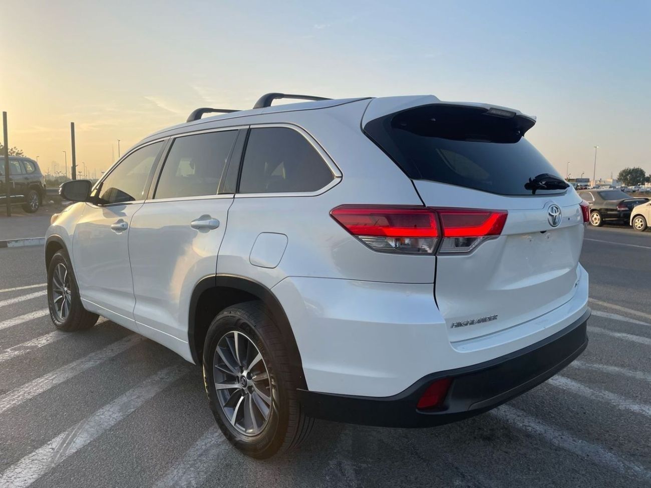 تويوتا هايلاندر 2018 Toyota Highlander XLE 3.5L V6 Full Option - 7 Seater With Radar - Leather Electric Seats - Trun
