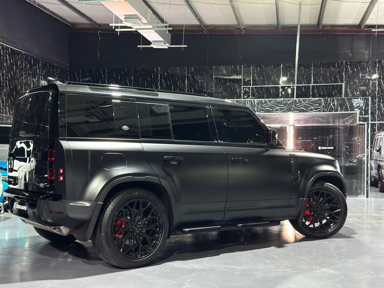 Land Rover Defender 110 SE P400 3.0L 2023 Land Rover Defender, 2028 Land Rover Defender Warranty + Service Pack, GCC