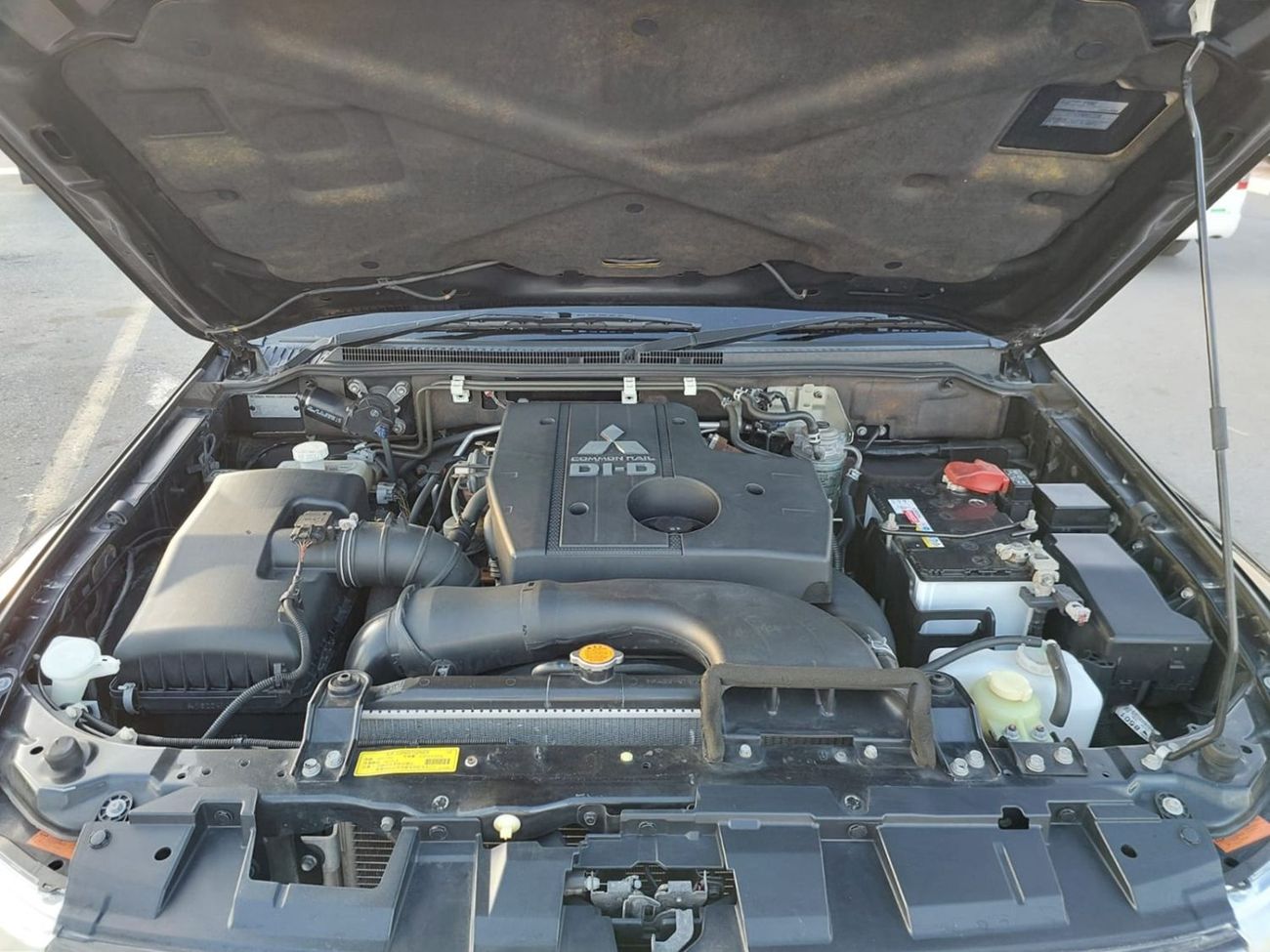 ميتسوبيشي باجيرو MITSUBISHI PAJERO SUV RHD 2012 MODEL 3.2 L DIESEL AUTOMATIC(PM01286)